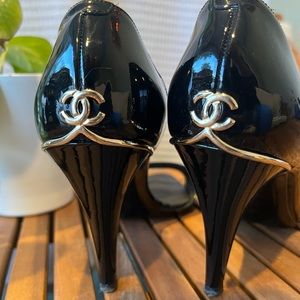 Chanel Camellia pump 39, fit a US size 7.5-8, Beautiful black patent leather